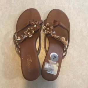 🔥Brown and gold Madeline Stuart sandals🔥